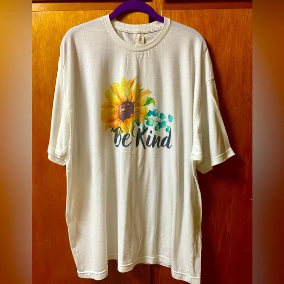 3-piece Set - Capri leggings, Graphic T-shirt, and matching hair scrunchie - Picture 3 of 13